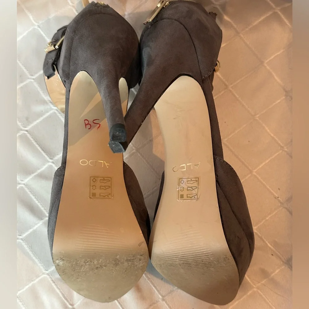Beautiful Aldo Grey Suede Platform Heels with Gold Metal Accents, Size 9 - Picture 12 of 15